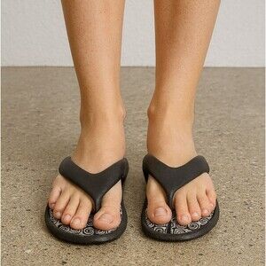 Women's Flip Flops Size 7 Brown Thongs Heavily Textured Raised Comfort